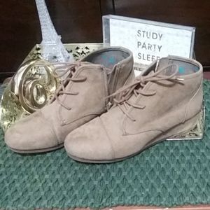 Comfort ankle booties